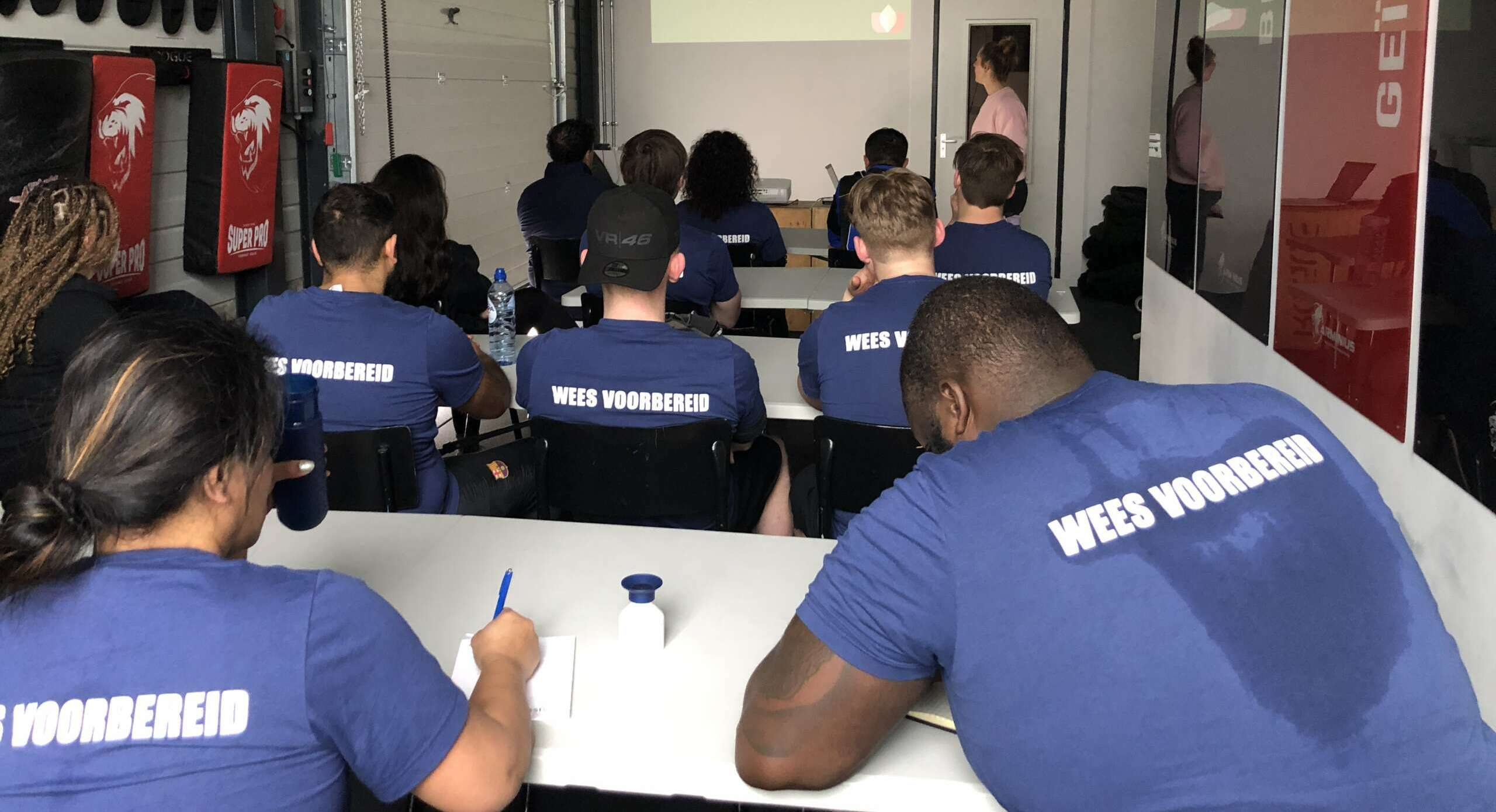 Trainer geeft uitleg tijdens een training bij Arminius STC