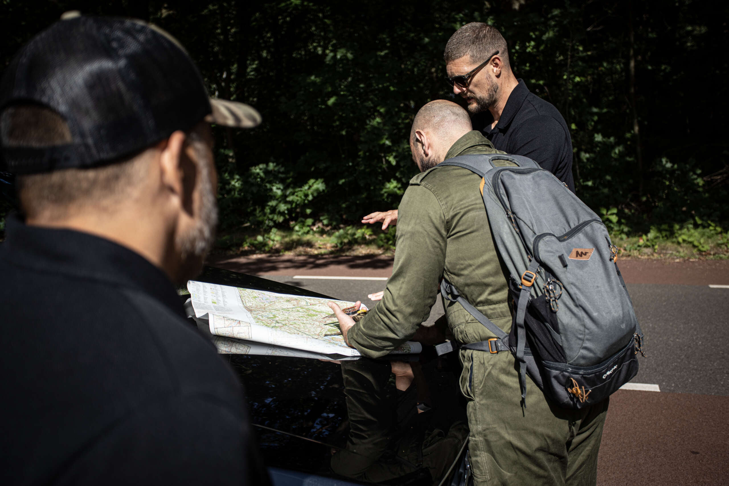 Deelnemers bekijken samen een routekaart tijdens begeleiding